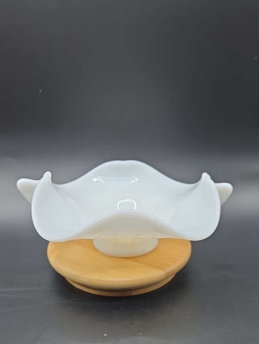 Fenton Milk Glass  Daisy And Button Bon Bon Candy Dish